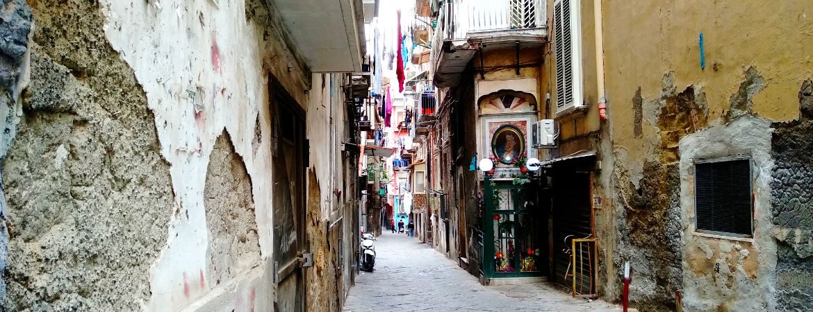 Petite rue de Naples en Italie.