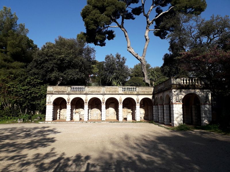 Un monument sur la colline du Château à Nice.