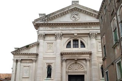 Façade d'une église à Venise.