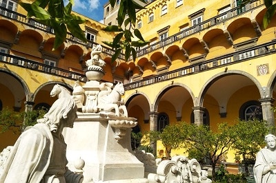 Un cloître baroque à Naples.