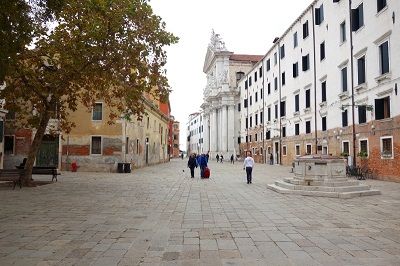 Vue d'une place à Venise.