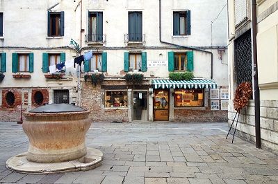 Place et fontaine à Venise.