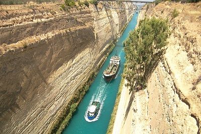 Vue du canal de Corinthe avec deux bateaux.