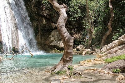 Vue d'une cascade en Grèce.