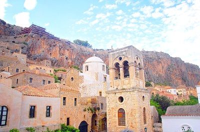 Village au pied d'une falaise en Grèce.