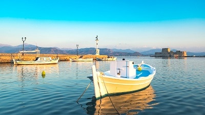 Barques amarrées dans un port en Grèce.