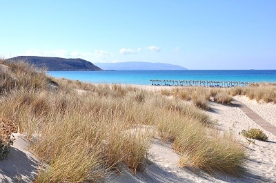 Vue d'une plage avec dunes en Grèce.