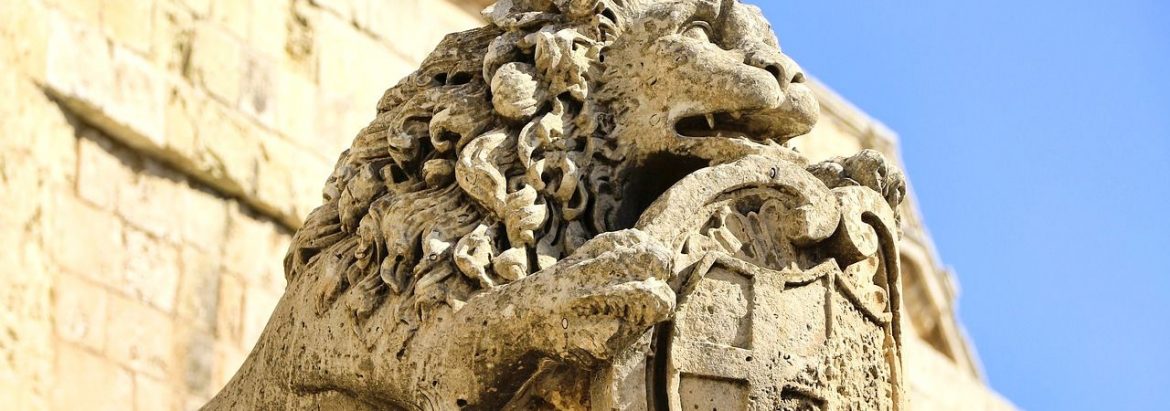 Sculpture d'un lion à Malte.