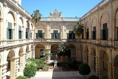 Cour d'un palais à La Valette.