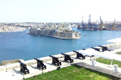 Canons veillant sur un port à Malte.