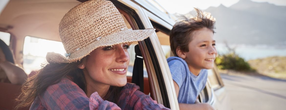 Une mère et son enfant regardant par la fenêtre d'une voiture.