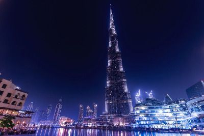 Vue de Dubaï la nuit.