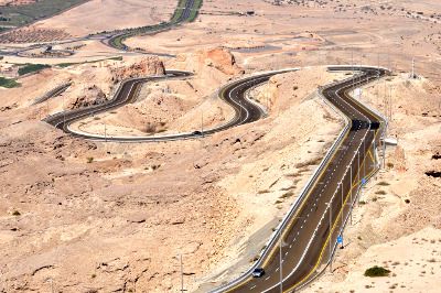 Une route aux Émirats arabes unis.