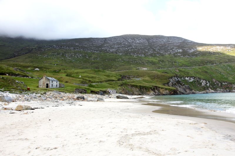 Petites maisons au bord d'une plage d'Irlande.