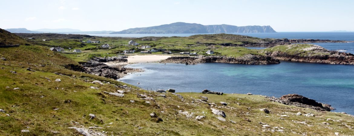 Vue d'une baie sur la côte d'Irlande.