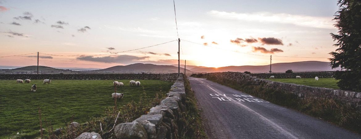 Coucher de soleil sur une route en Irlande.