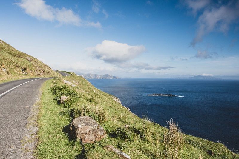 Une route au bord de la mer en Irlande.