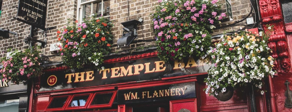 Façade fleurie d'un pub à Dublin.