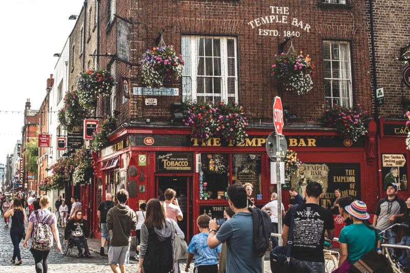 Vue d'une rue animée à Dublin.