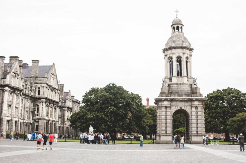 Parvis de Trinity College à Dublin.