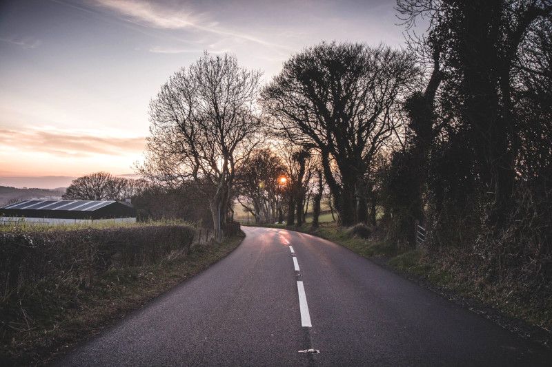 Vue d'une route en Irlande.