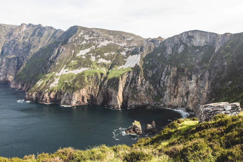 Vue d'une côte montagneuse en Irlande.