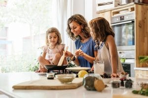 mère cuisinant avec ses deux filles