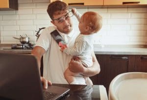 bébé qui vole les lunettes de son père