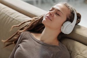 jeune femme écoutant de la musique