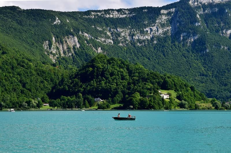 Un lac entouré de montagnes.