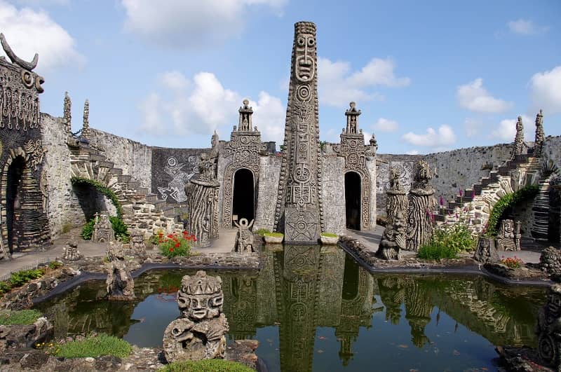 Une maison à l'architecture originale au bord d'un étang.