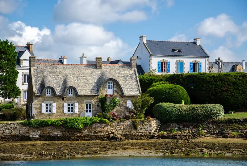 Un village breton au bord de la mer.