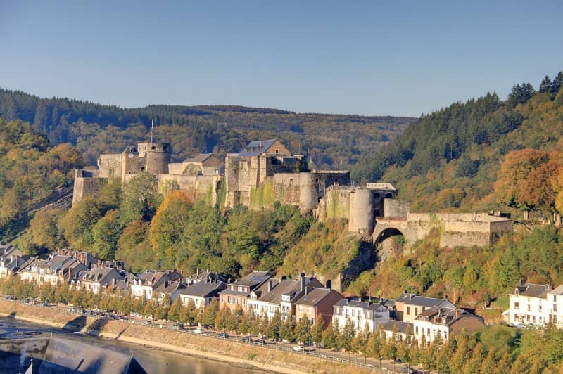 Vue panoramique d'un grand château-fort en Belgique.