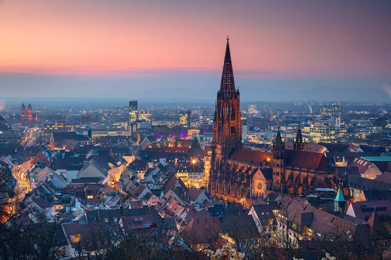 Vue panoramique de Fribourg au coucher de soleil.