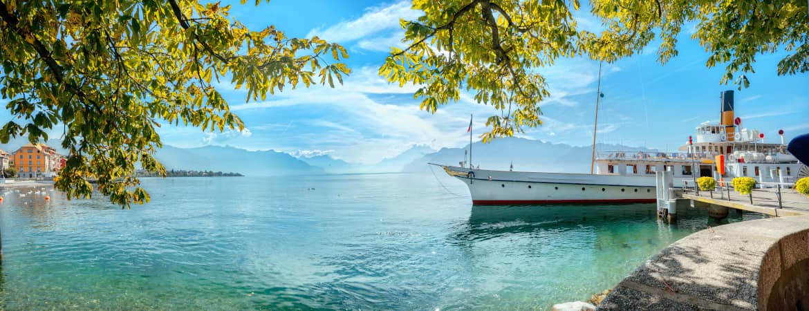 Un bateau amarré sur le lac Léman en Suisse.