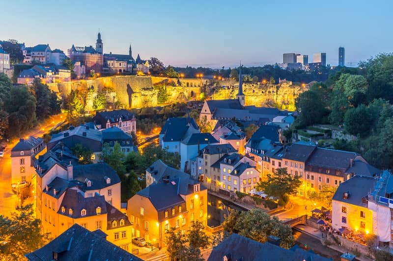 Vue de la ville de Luxembourg au coucher de soleil.