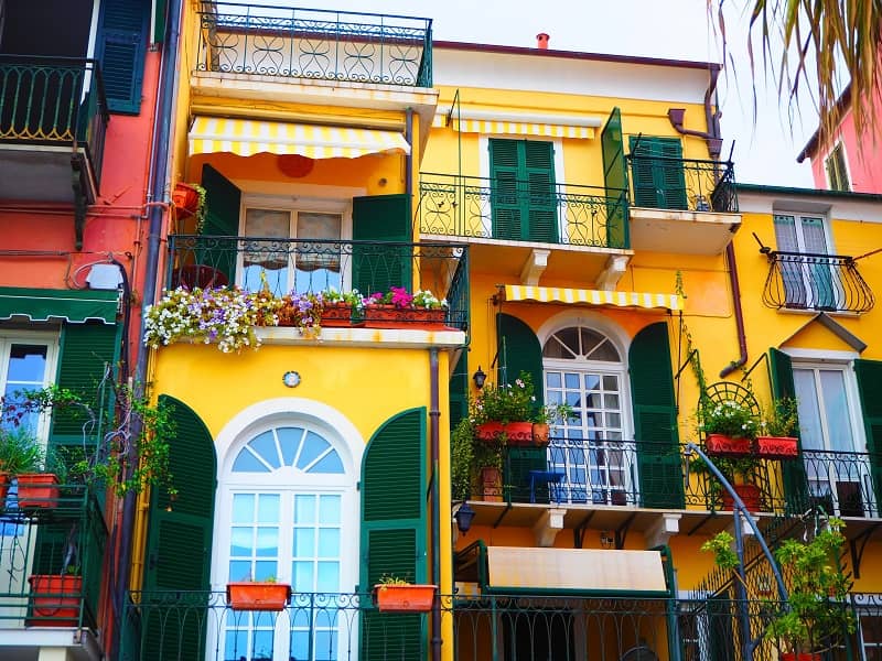 Facades colorées en Italie.