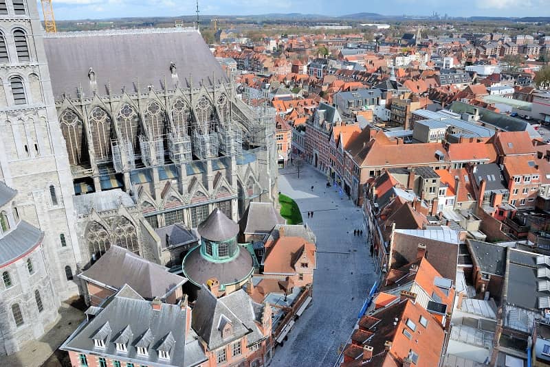 Vue aérienne de la cathédrale et d'une rue piétonne de Tournai.