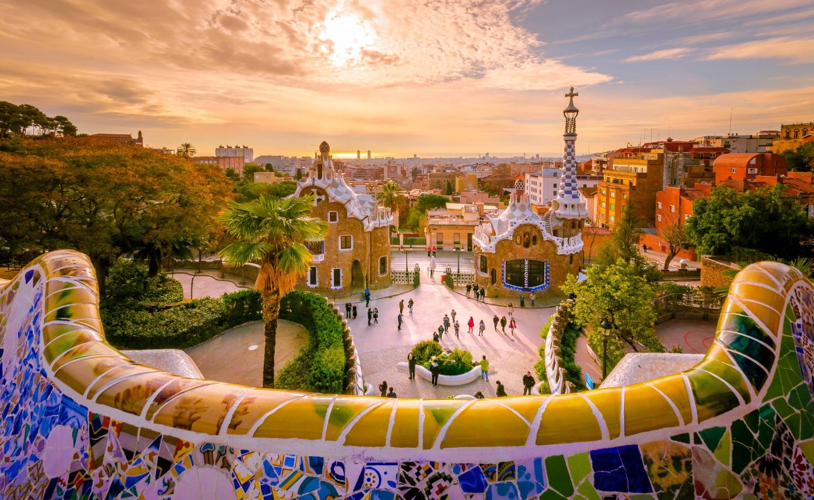 Vue de maisons de formes différentes dans le parc Guëll de Barcelone.