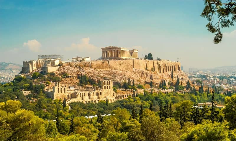 Vue d'un temple grec au sommet d'une colline.