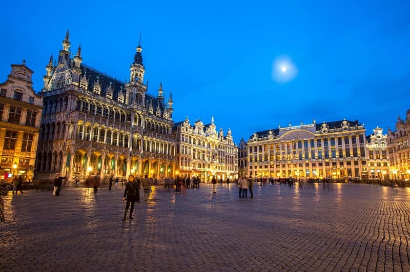 Vue d'une vieille place éclairée par la Lune.