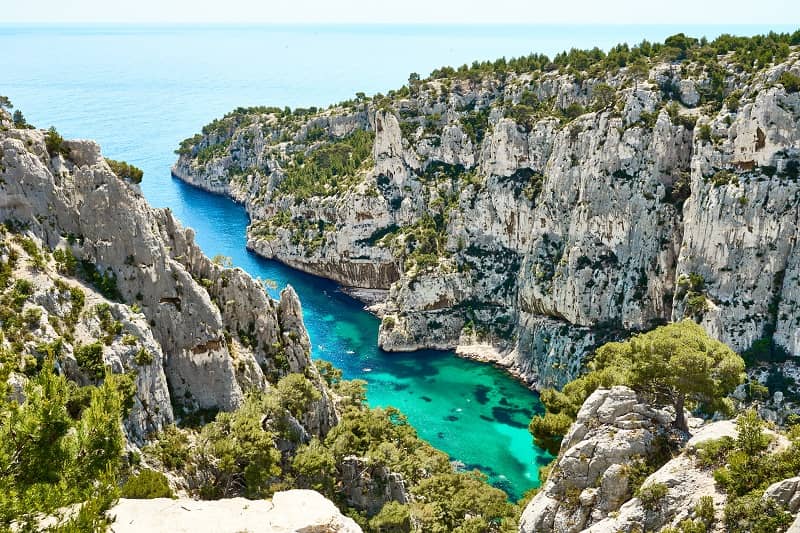 Vue d'un bras de mer escarpé aux eaux turquoise.