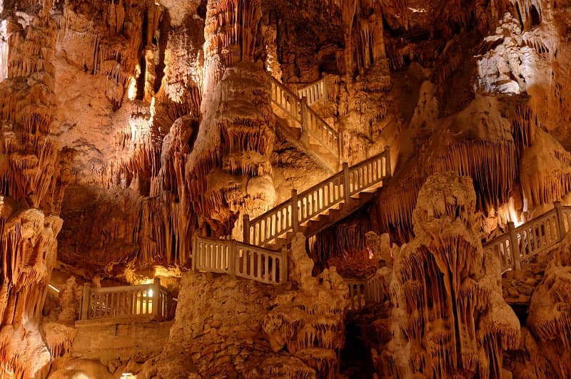 Vue de stalagmites et stalactites dans une grotte.