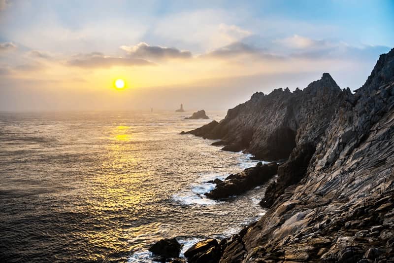 Pointe de terre se finissant dans l'océan.