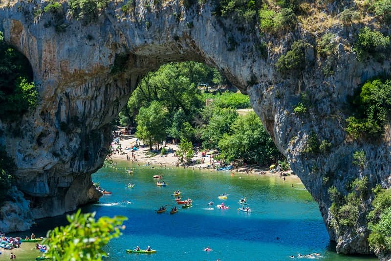 Vue d'une arche rocheuse enjambant une rivière.