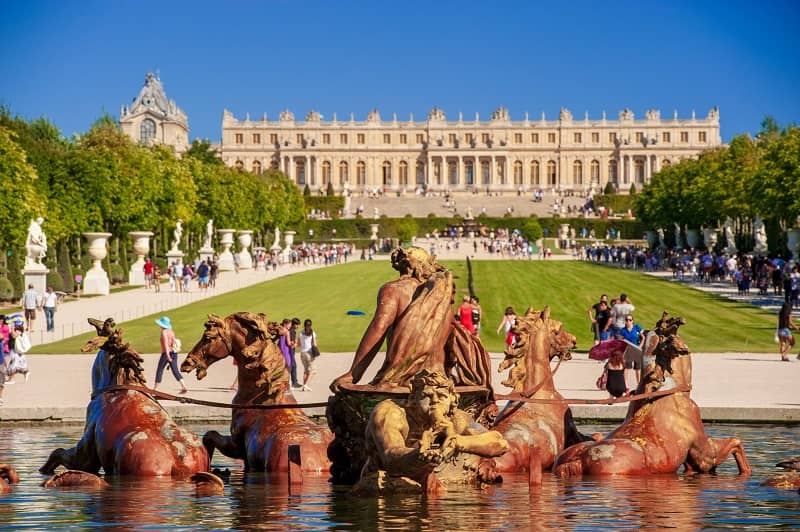 Vue d'un grand palais avec une fontaine sculptée.