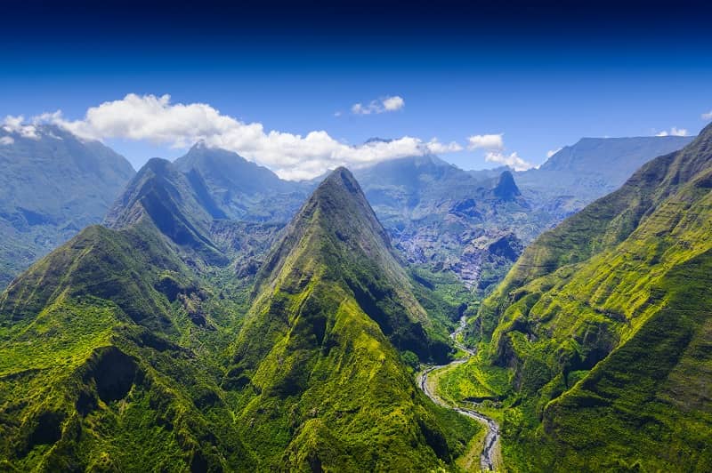 Vue d'un cirque montagneux à la Réunion.