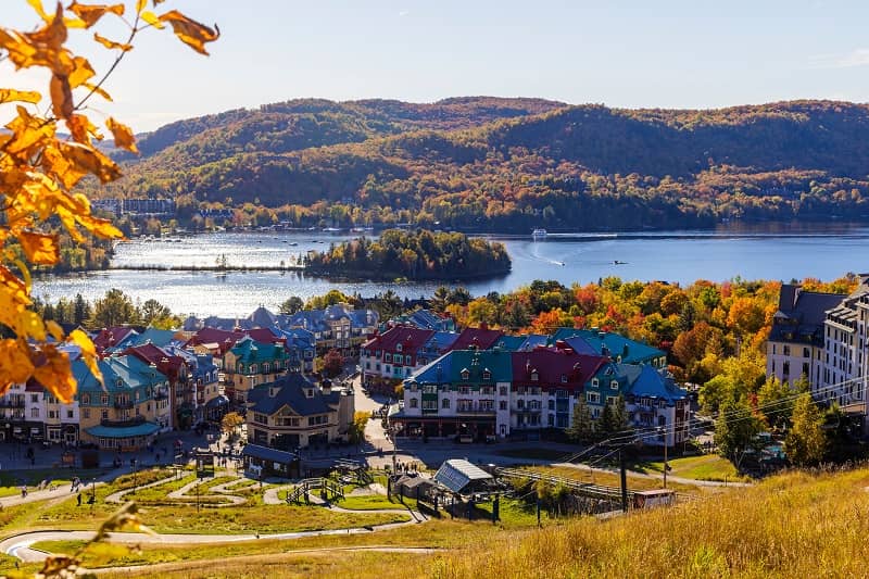 Vue d'un lac en automne au Canada.