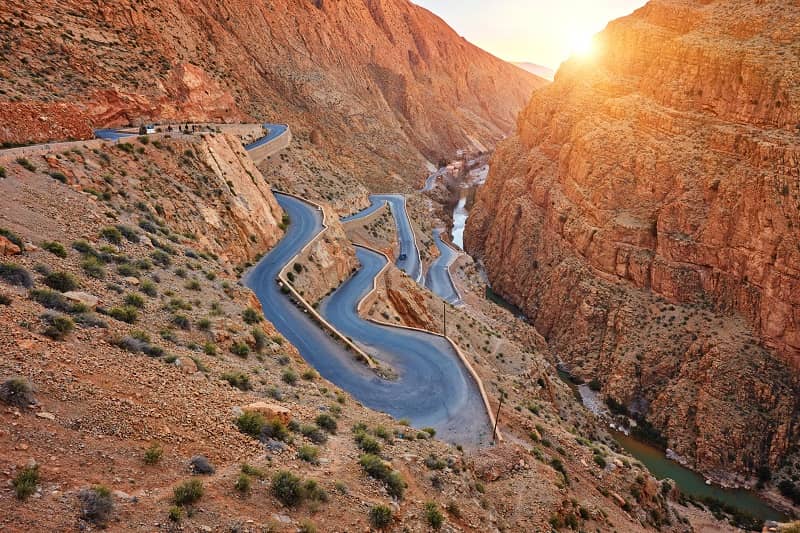 Vue d'une route de montagne au Maroc.